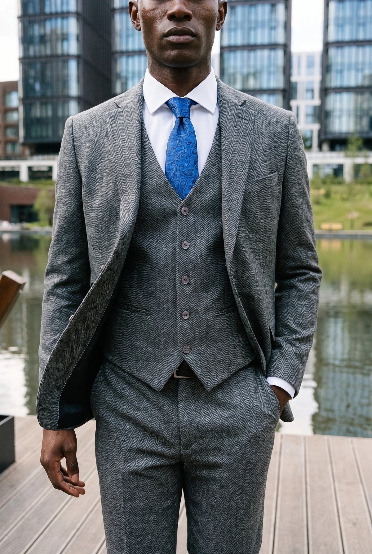 Corbata de hombre azul marino con estampado paisley.
