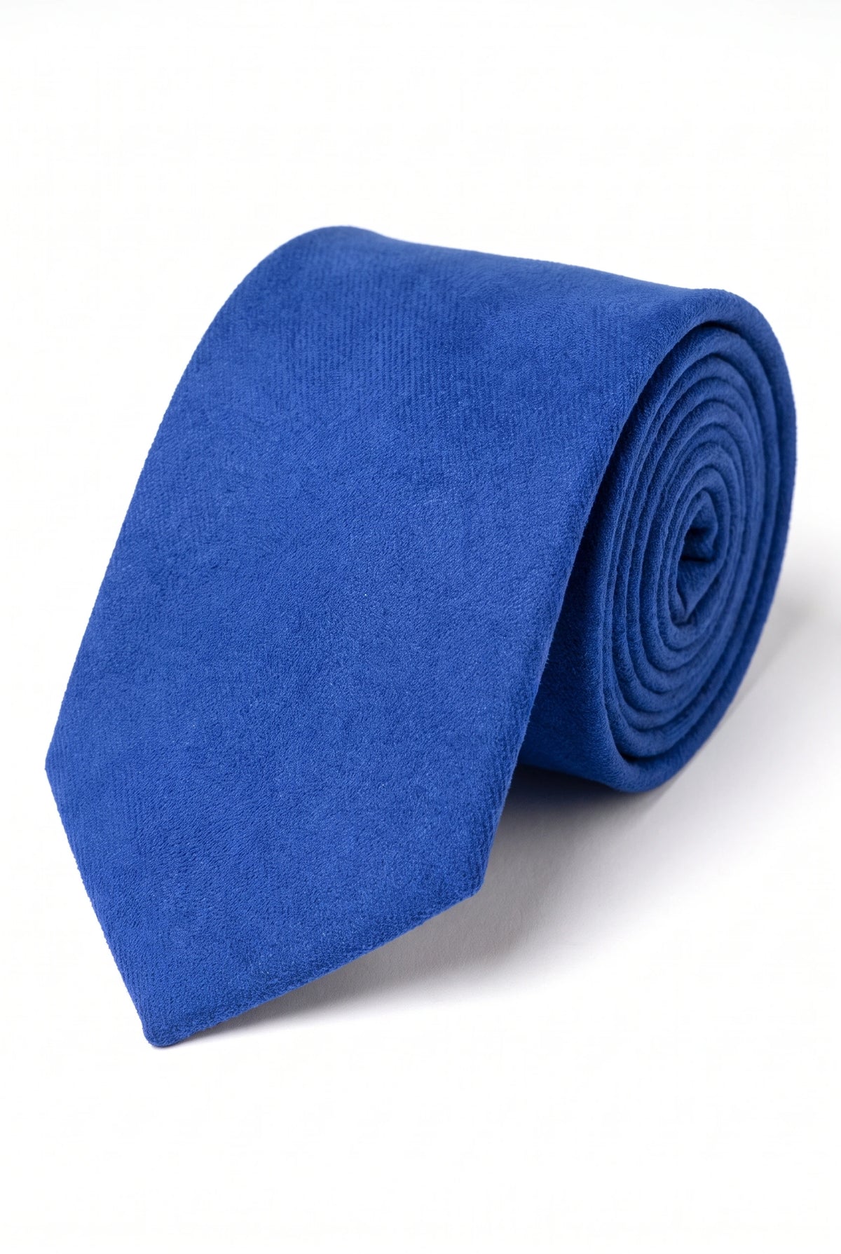 Corbata de hombre azul marino con acabado de ante.