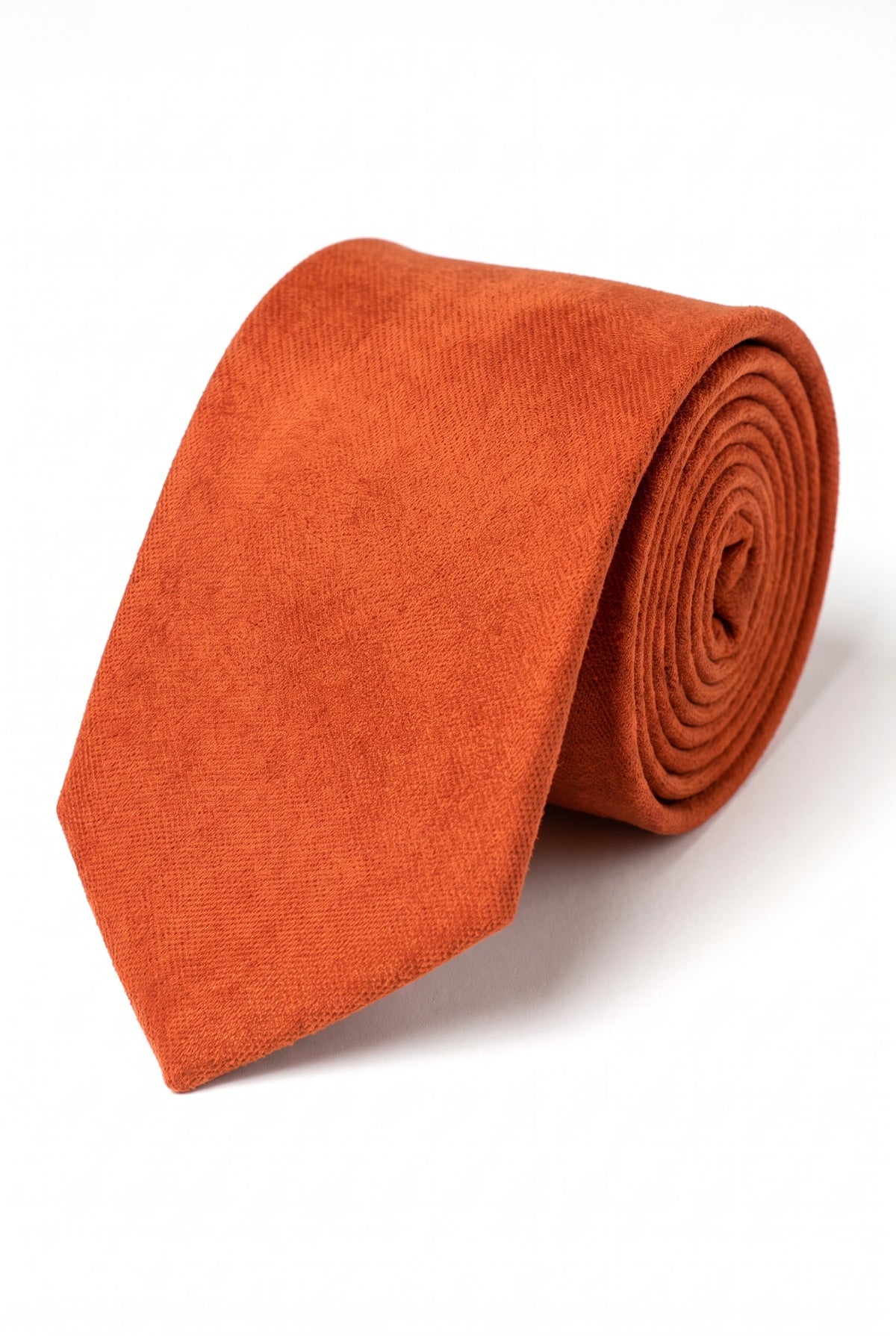 Corbata de hombre color óxido con acabado de ante.