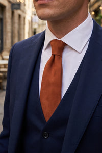 Corbata de hombre color óxido con acabado de ante.