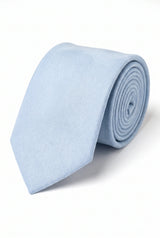 Corbata de hombre azul cielo con acabado de ante.
