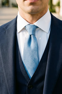 Corbata de hombre azul cielo con acabado de ante.