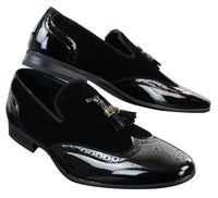 Zapatos de conducir sin cordones con borlas para hombre Patron 239-10, mocasines de piel sintética negra brillante con charol y gamuza sintética.