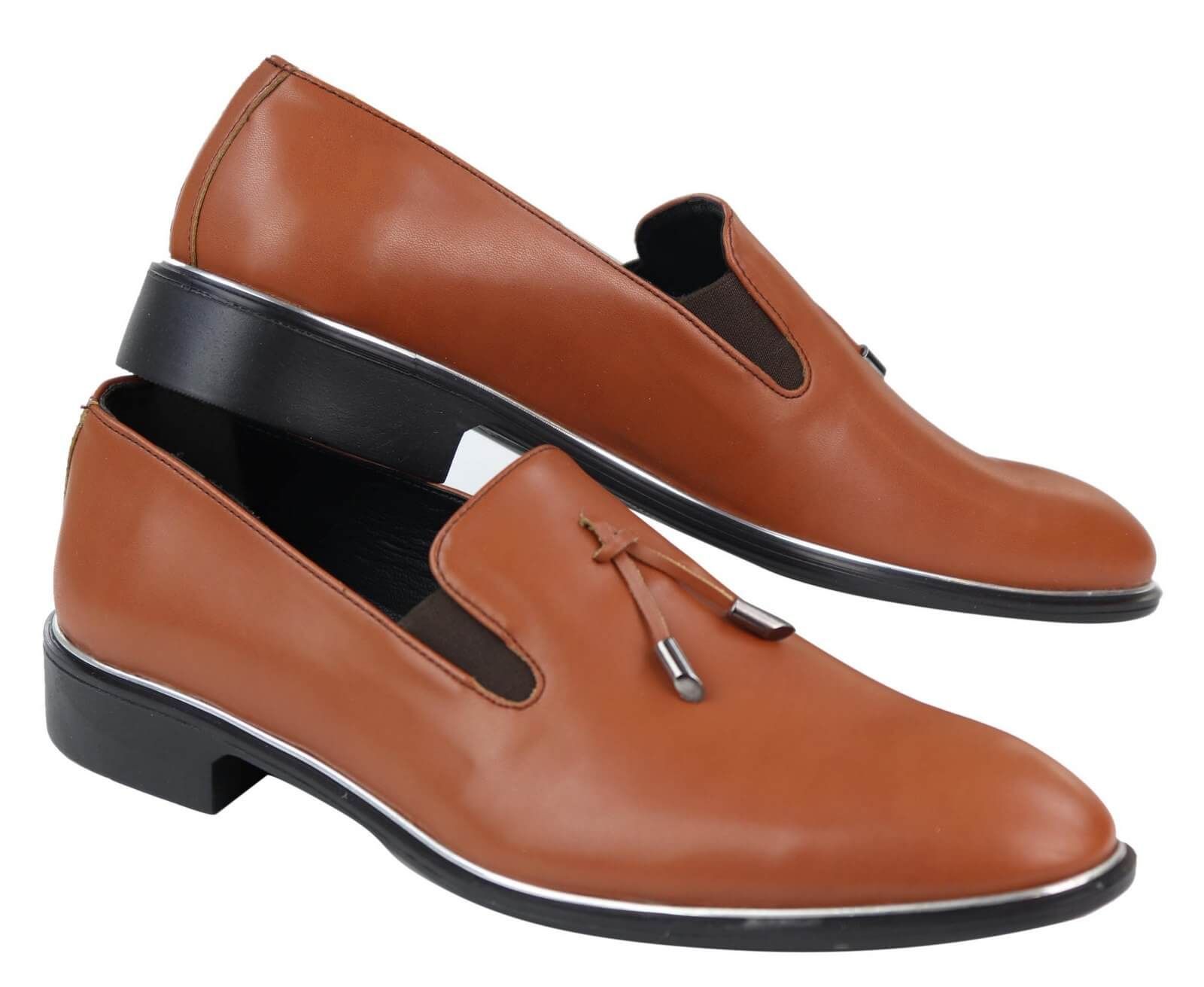 Zapatos sin cordones para hombre con borlas y detalles metálicos