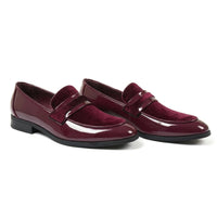 Mocasines de hombre de piel vegana, terciopelo y charol con detalles.