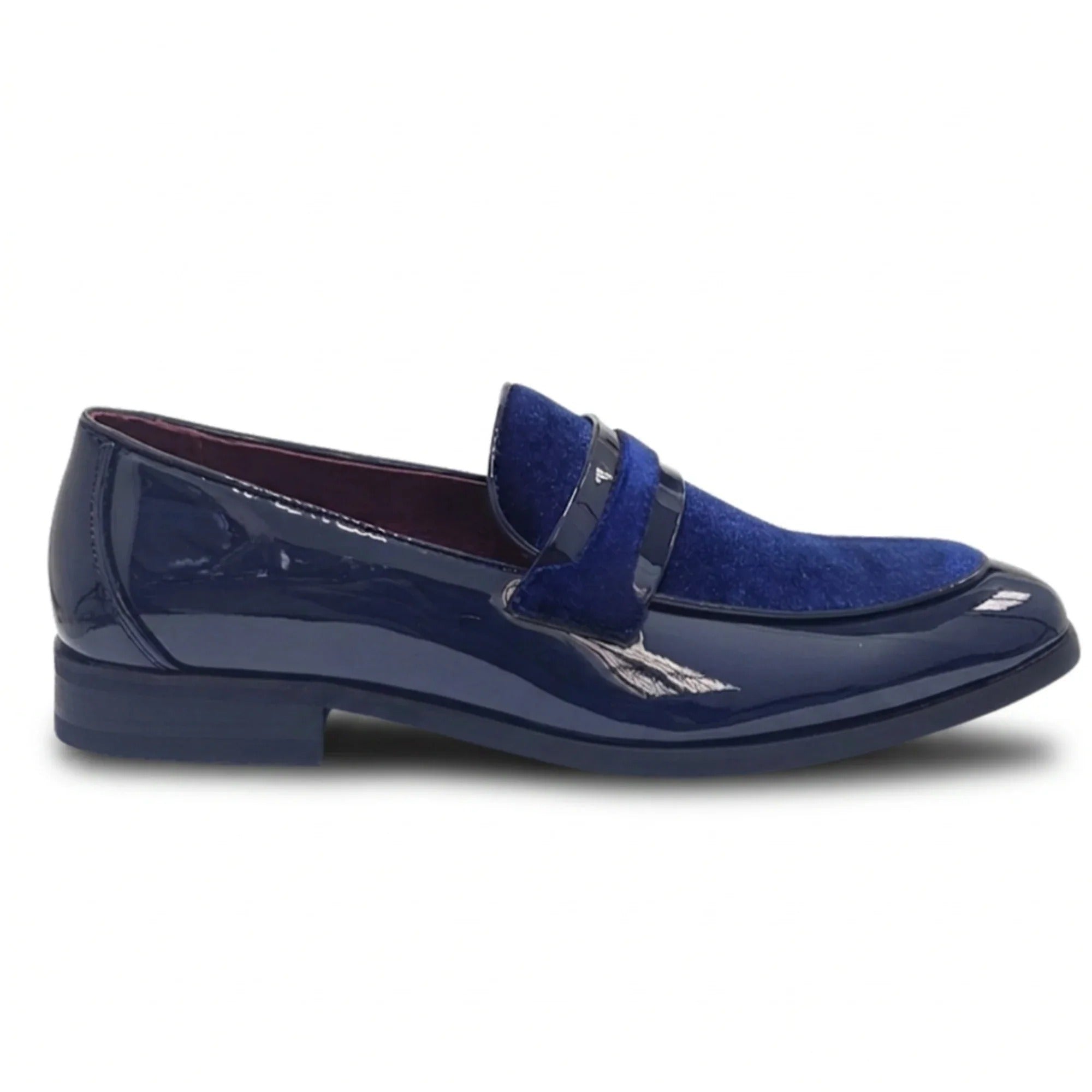 Mocasines de hombre de piel vegana, terciopelo y charol con detalles.