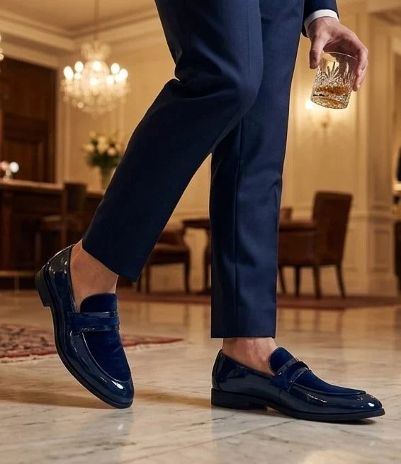 Mocasines de hombre de piel vegana, terciopelo y charol con detalles.