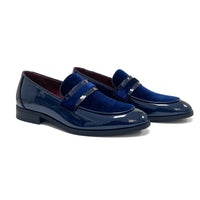 Mocasines de hombre de piel vegana, terciopelo y charol con detalles.