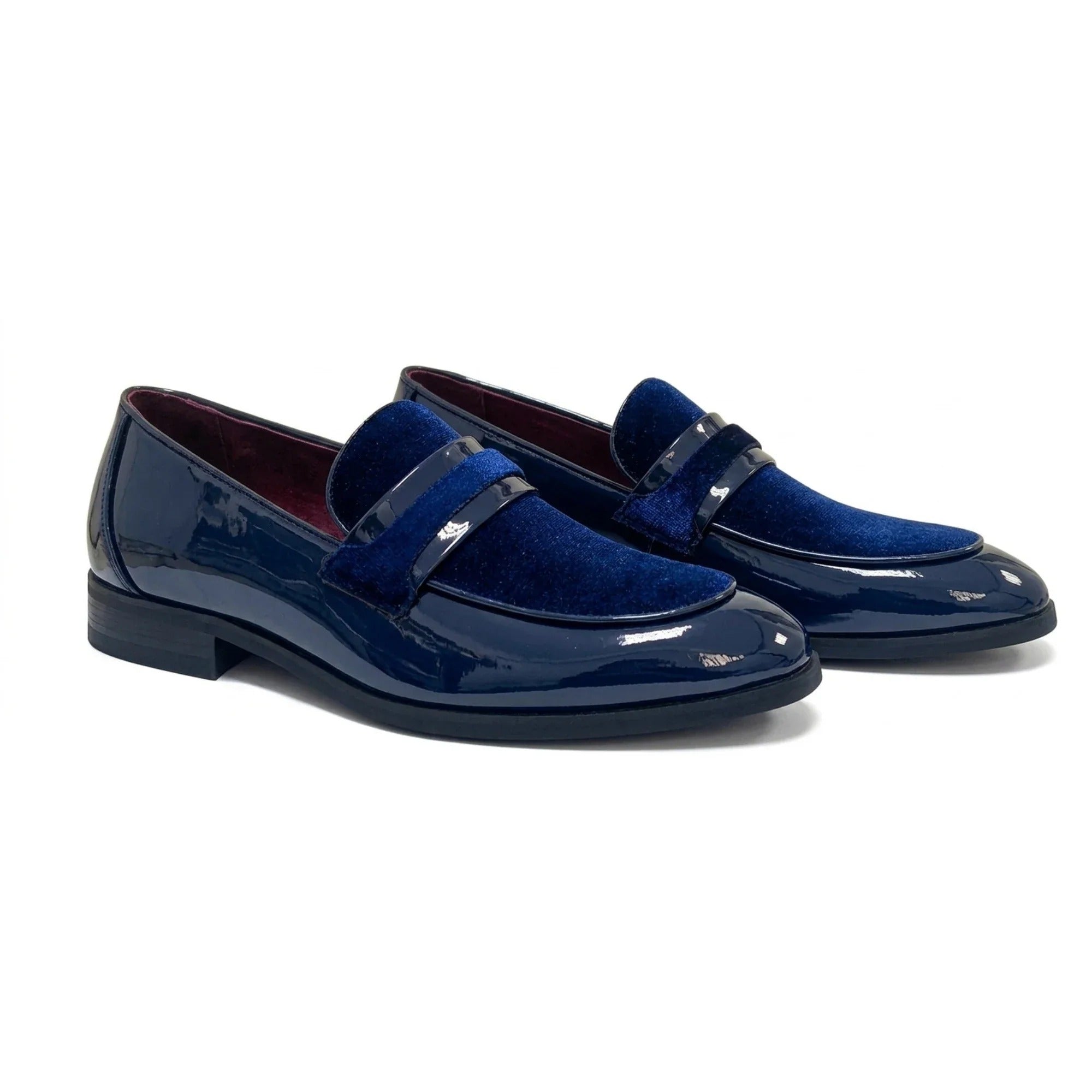 Mocasines de hombre de piel vegana, terciopelo y charol con detalles.