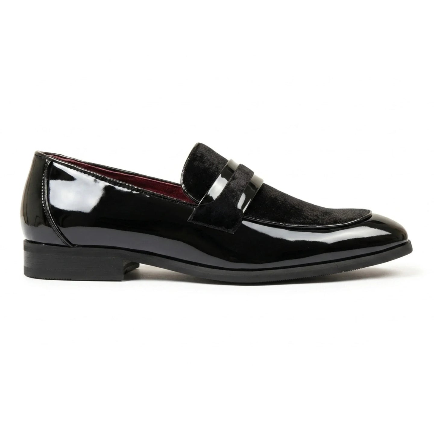 Mocasines de hombre de piel vegana, terciopelo y charol con detalles.