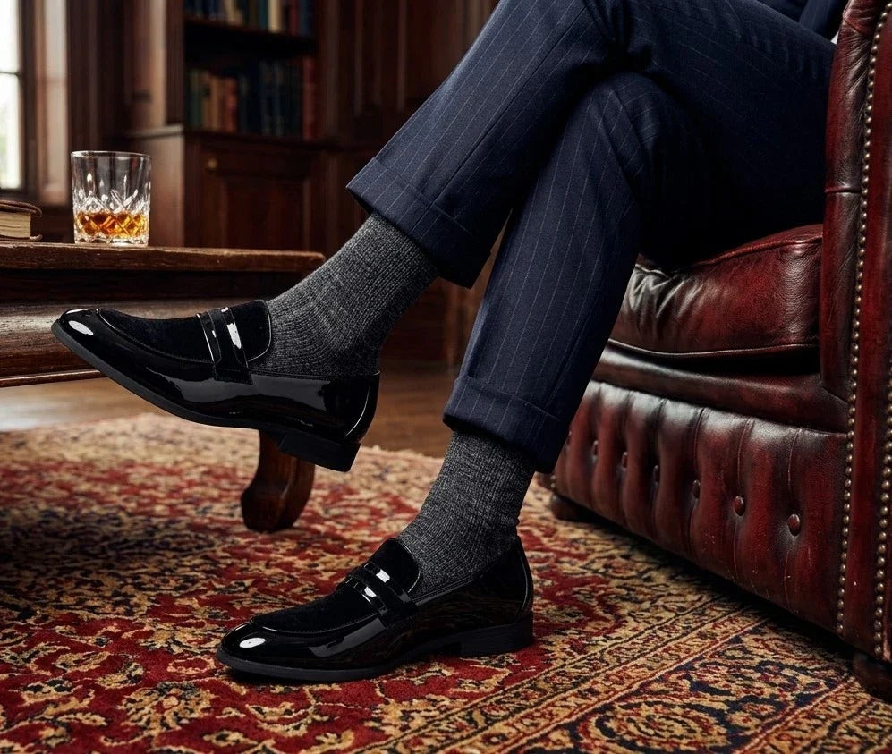 Mocasines de hombre de piel vegana, terciopelo y charol con detalles.