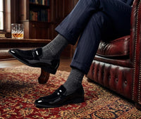 Mocasines de hombre de piel vegana, terciopelo y charol con detalles.