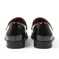 Mocasines de hombre de piel vegana, terciopelo y charol con detalles.