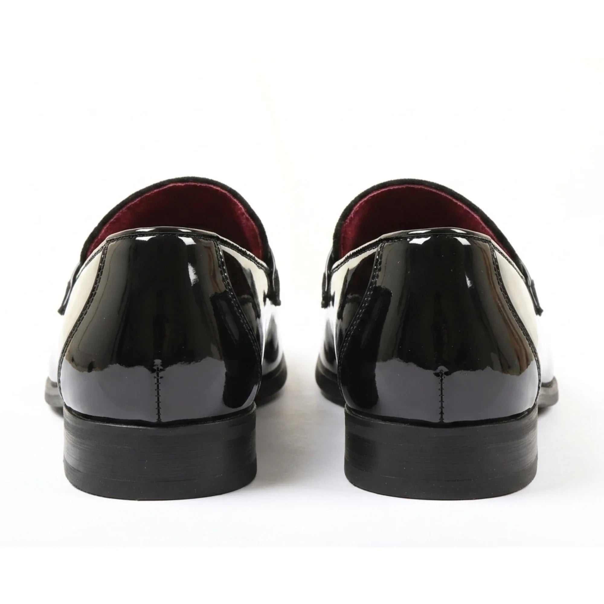 Mocasines de hombre de piel vegana, terciopelo y charol con detalles.