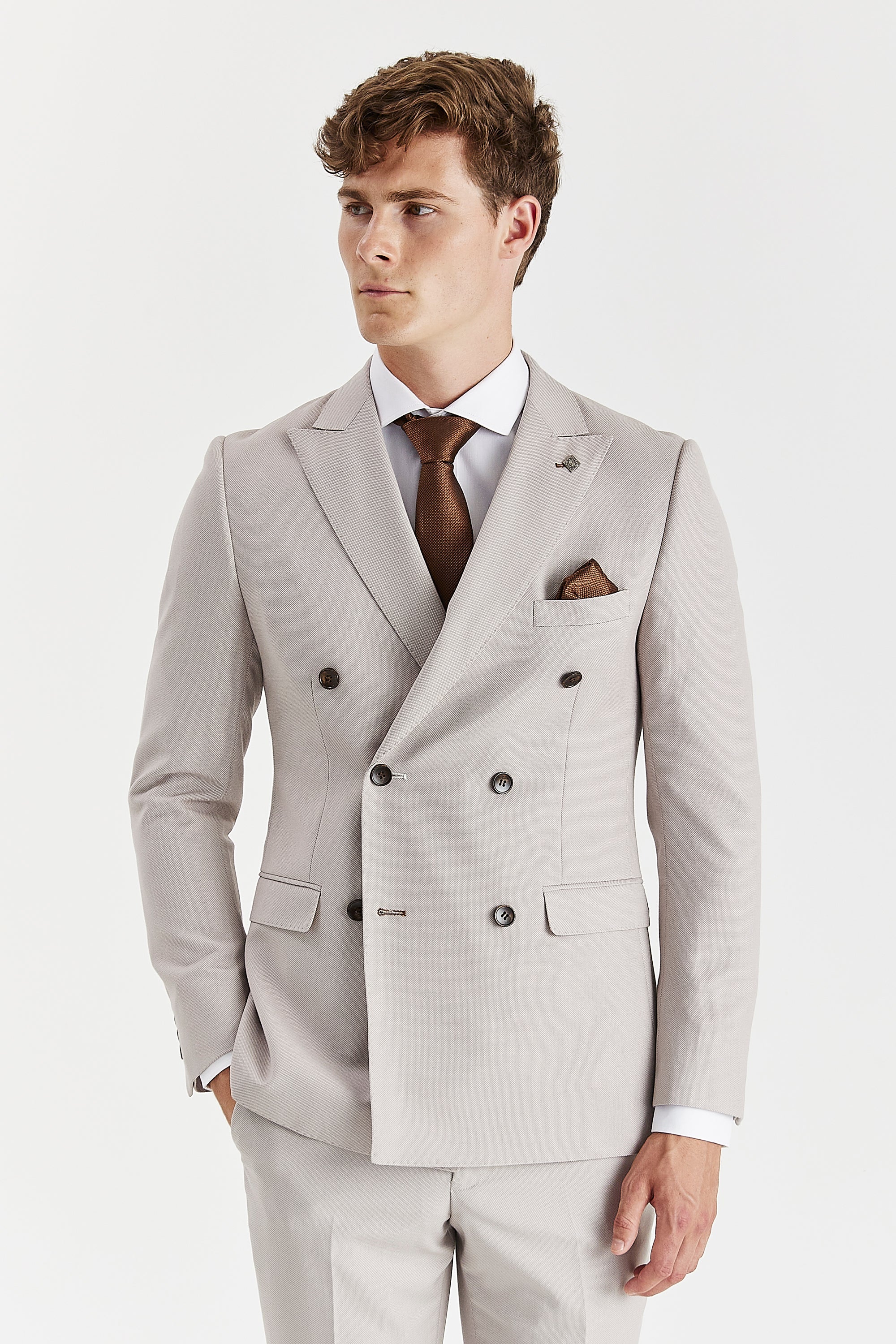 Blazer cruzado para hombre color piedra con estampado de ojo de pájaro.