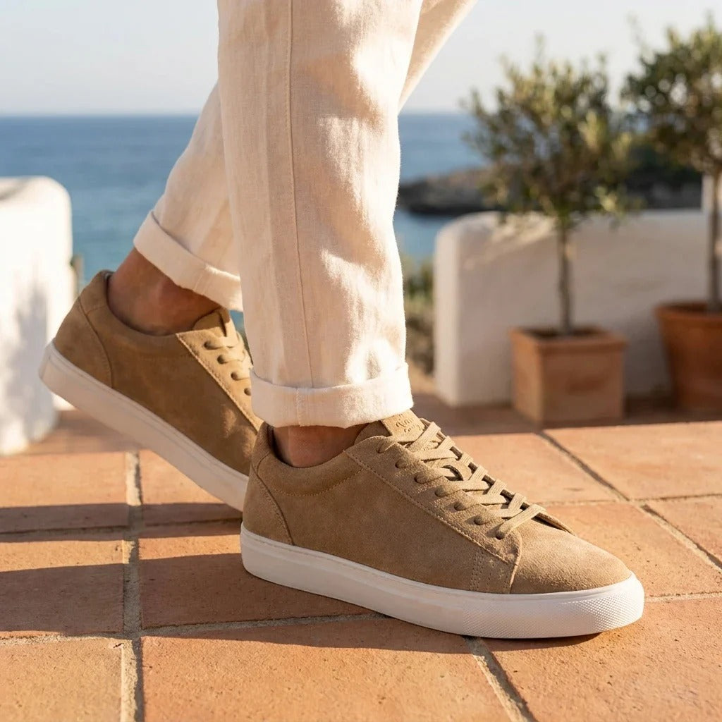 Zapatillas deportivas casuales de hombre con cordones, de ante gris piedra.