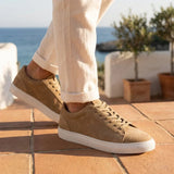 Zapatillas deportivas casuales de hombre con cordones, de ante gris piedra.