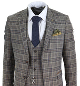 Traje de tres piezas gris a cuadros para hombre