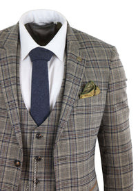 Traje de tres piezas gris a cuadros para hombre
