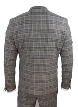 Traje de tres piezas gris a cuadros para hombre
