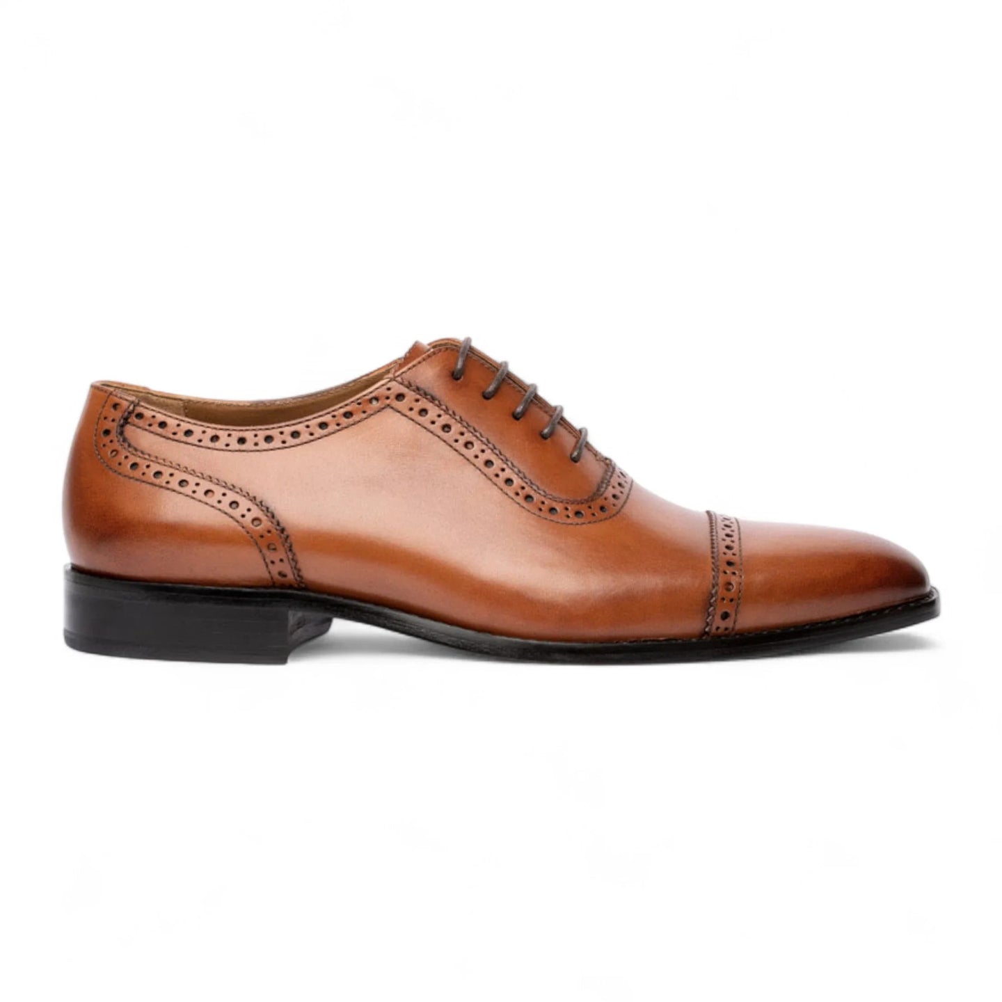 Zapatos Oxford de hombre de cuero marrón claro con puntera reforzada.