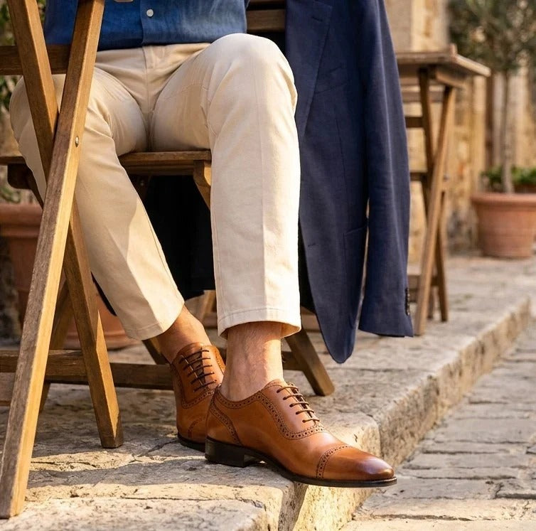 Zapatos Oxford de hombre de cuero marrón claro con puntera reforzada.