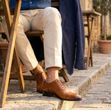 Zapatos Oxford de hombre de cuero marrón claro con puntera reforzada.