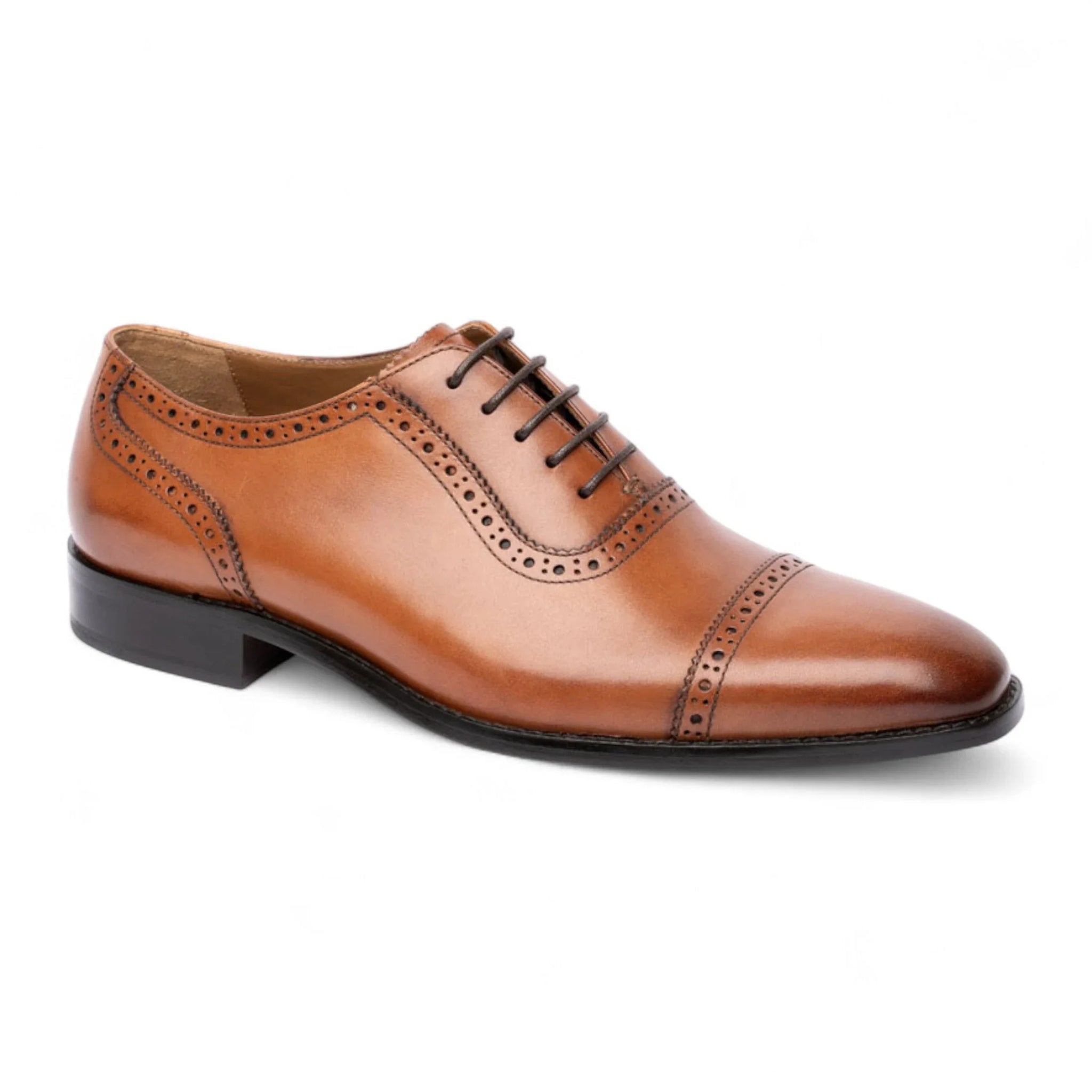 Zapatos Oxford de hombre de cuero marrón claro con puntera reforzada.