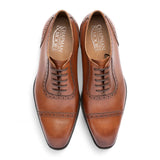 Zapatos Oxford de hombre de cuero marrón claro con puntera reforzada.