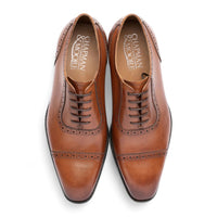 Zapatos Oxford de hombre de cuero marrón claro con puntera reforzada.