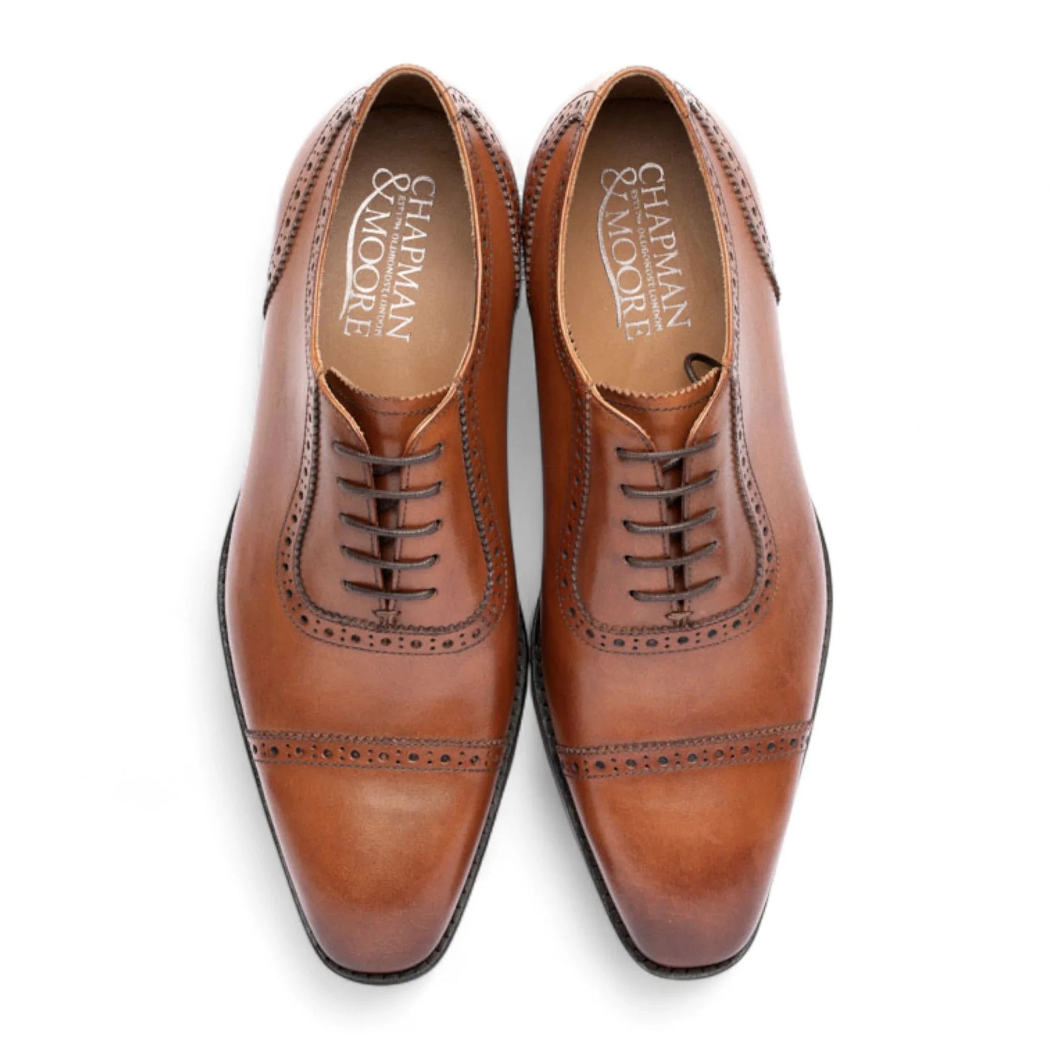 Zapatos Oxford de hombre de cuero marrón claro con puntera reforzada.