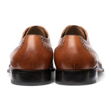 Zapatos Oxford de hombre de cuero marrón claro con puntera reforzada.
