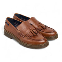 Zapatos mocasines de hombre de cuero marrón claro con suela gruesa y borlas.