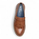 Zapatos mocasines de hombre de cuero marrón claro con suela gruesa y borlas.