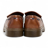 Zapatos mocasines de hombre de cuero marrón claro con suela gruesa y borlas.