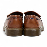 Zapatos mocasines de hombre de cuero marrón claro con suela gruesa y borlas.