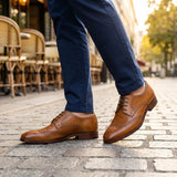 Zapatos brogue clásicos formales con cordones para hombre, de cuero marrón claro.