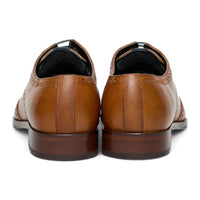 Zapatos brogue clásicos formales con cordones para hombre, de cuero marrón claro.