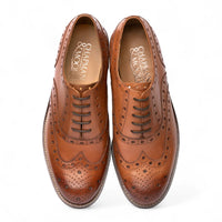 Zapatos Oxford brogue de cuero marrón claro con puntera de ala para hombre