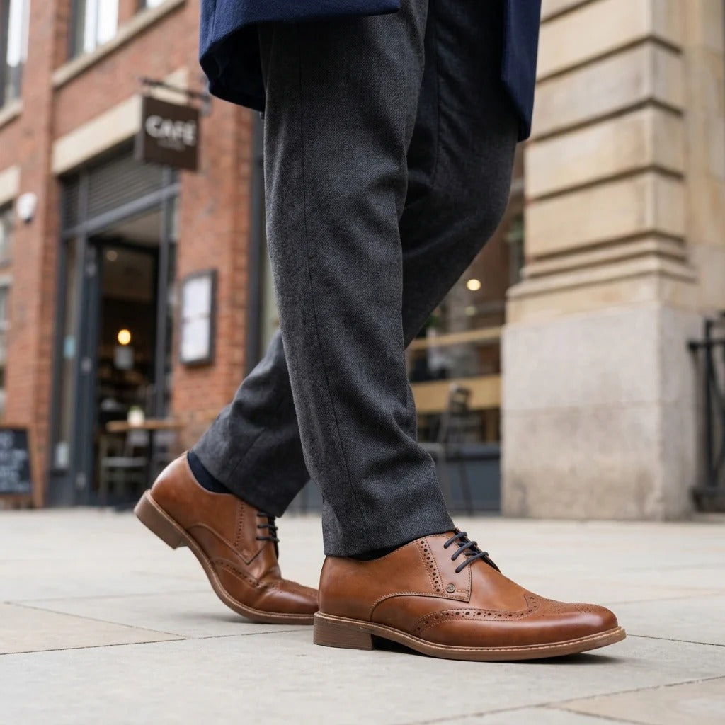 Zapatos de vestir Oxford Brogue de cuero marrón claro con puntera de ala para hombre.