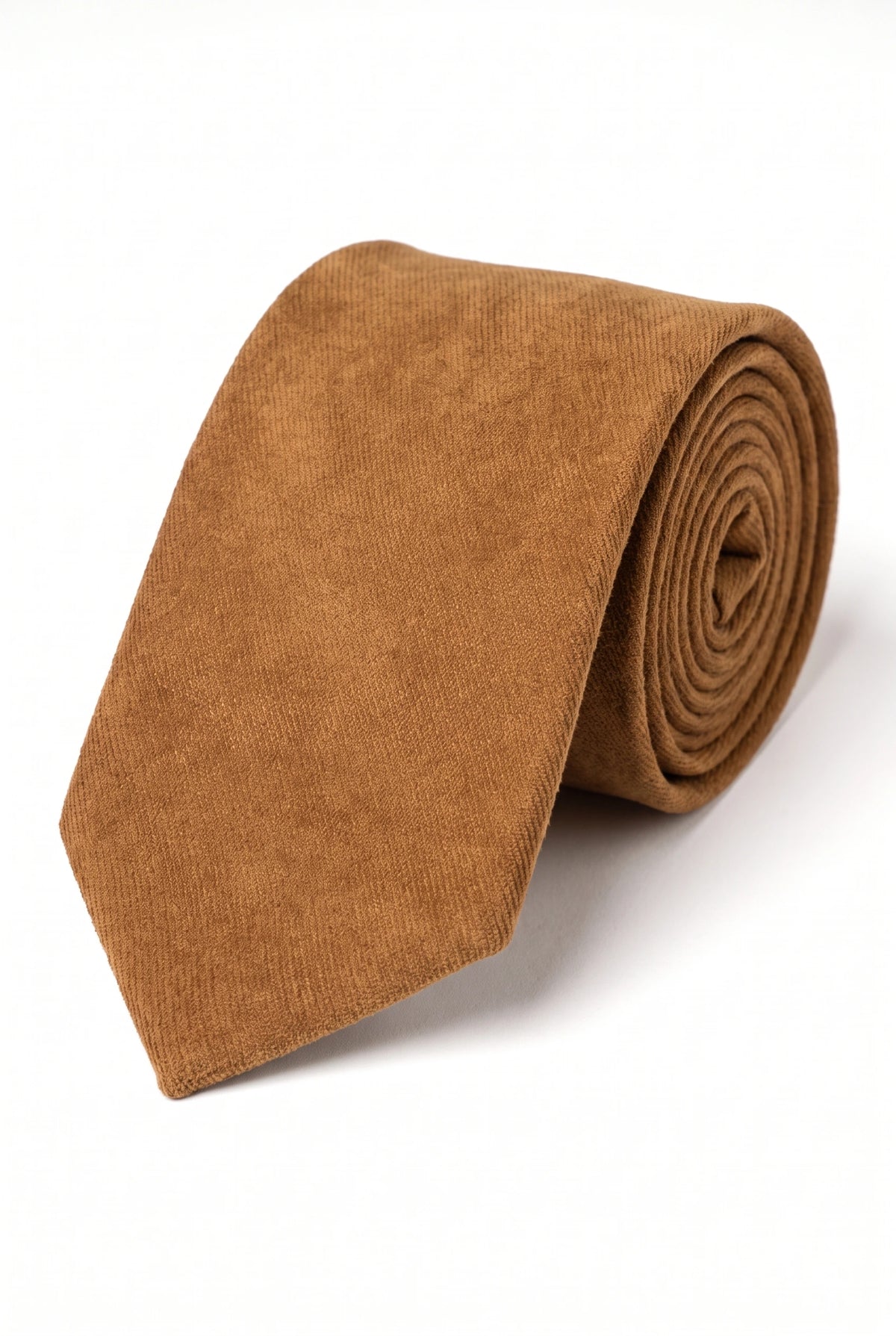 Corbata de hombre color tostado con acabado de ante.