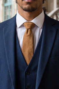 Corbata de hombre color tostado con acabado de ante.