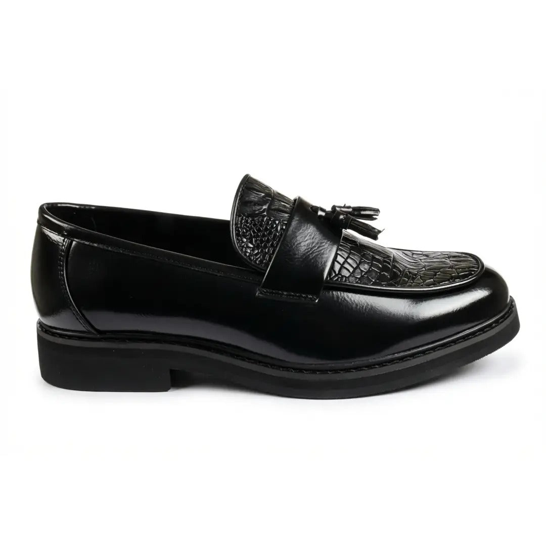 Mocasines de hombre con borlas, suela gruesa y textura antideslizante.
