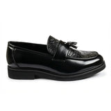 Mocasines de hombre con borlas, suela gruesa y textura antideslizante.