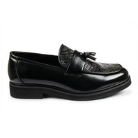 Mocasines de hombre con borlas, suela gruesa y textura antideslizante.