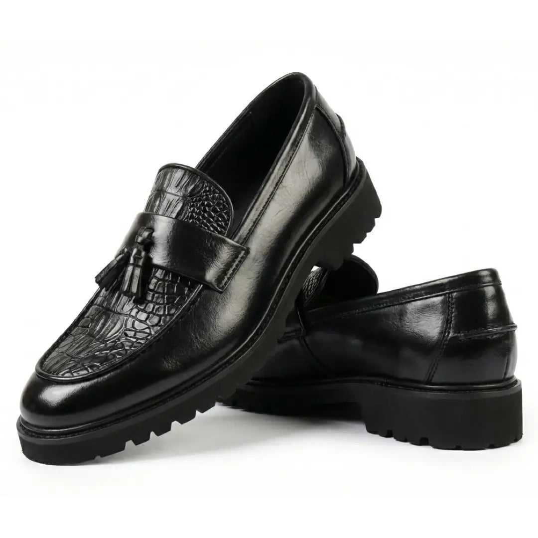 Mocasines de hombre con borlas, suela gruesa y textura antideslizante.