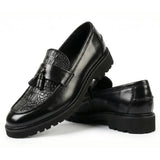 Mocasines de hombre con borlas, suela gruesa y textura antideslizante.