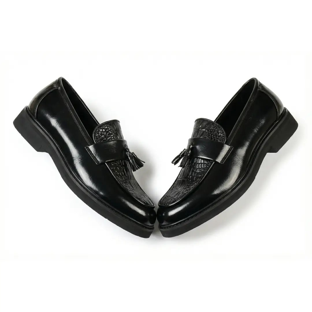 Mocasines de hombre con borlas, suela gruesa y textura antideslizante.