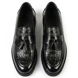 Mocasines de hombre con borlas, suela gruesa y textura antideslizante.