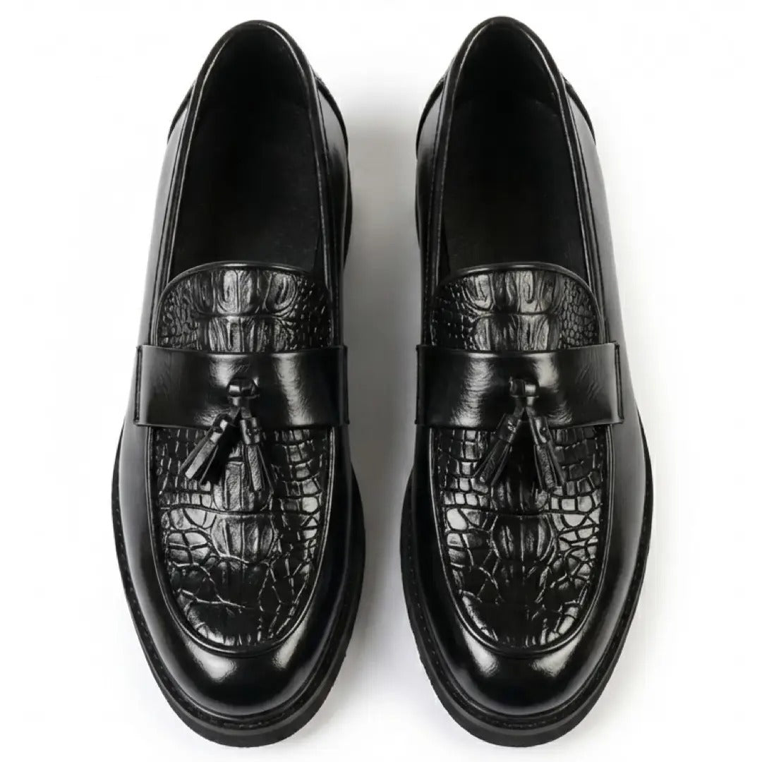 Mocasines de hombre con borlas, suela gruesa y textura antideslizante.